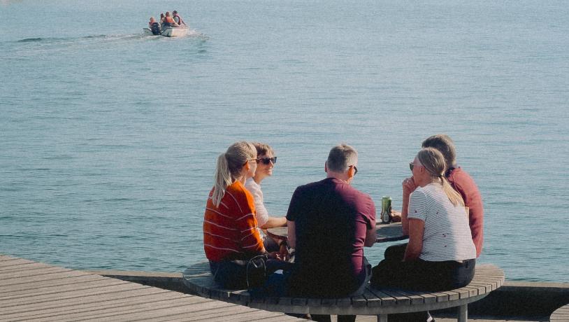 Forsamling der spiser frokost ved Svendborg Havn