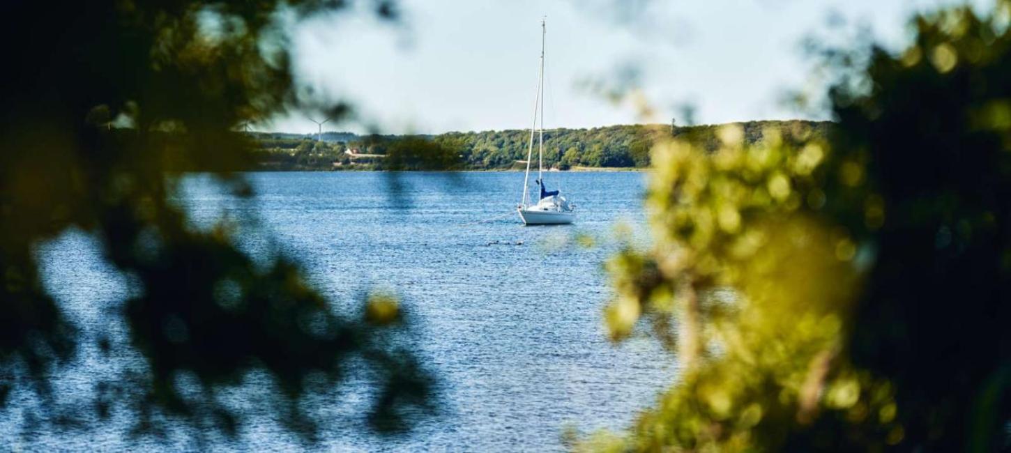 Båd ud for Skarø