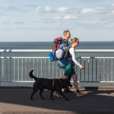 Vandring på Øhavsstien fra Svendborg, par med hund på bro